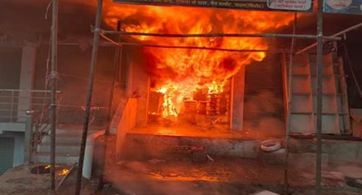 शार्ट सर्किट से इलेक्ट्रॉनिक्स और ज्वैलर्स की दुकान में लगी आग, हुआ लाखों का नुकसान